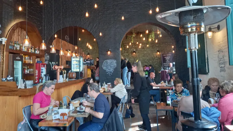 Personas almorzando en el restaurante El Refugio de Colonia del sacramento - Colonia express