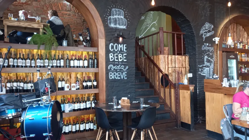 Vinoteca y barra de tragos del restaurante El Refugio  - Colonia Express