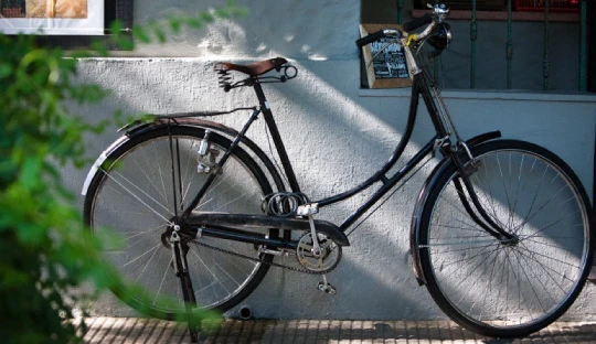 Bicicleta estacionada a las afueras de un bar de Colonia del Sacramento