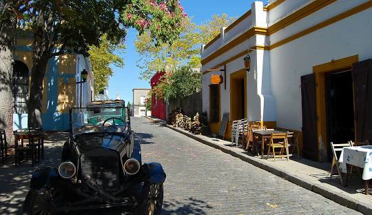 Vista de una de las calles del casco historico de Colonia del Sacramento