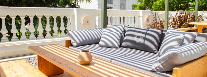 Vista del living exterior y del rooftop de Casa Lahusen