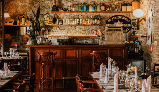 Salón comedor y barra de tragos del restaurante El Mesón en Colonia del Sacramento