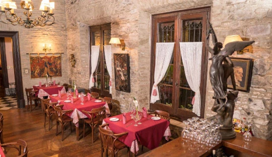 Salón comedor del restaurante El Mesón en Colonia del Sacramento