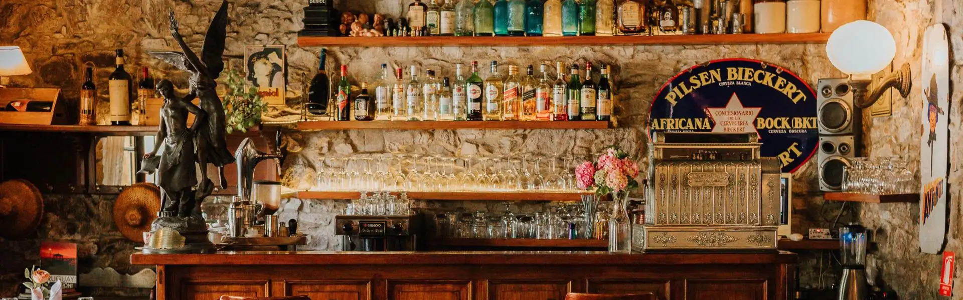 Barra de tragos del restaurante El Mesón en Colonia del Sacramento