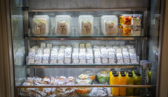 Heladera de productos con los productos frescos del barco Super ferry de Colonia Express