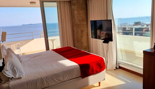 dormitorio_tv_balcon_hotel_dazzler.webp