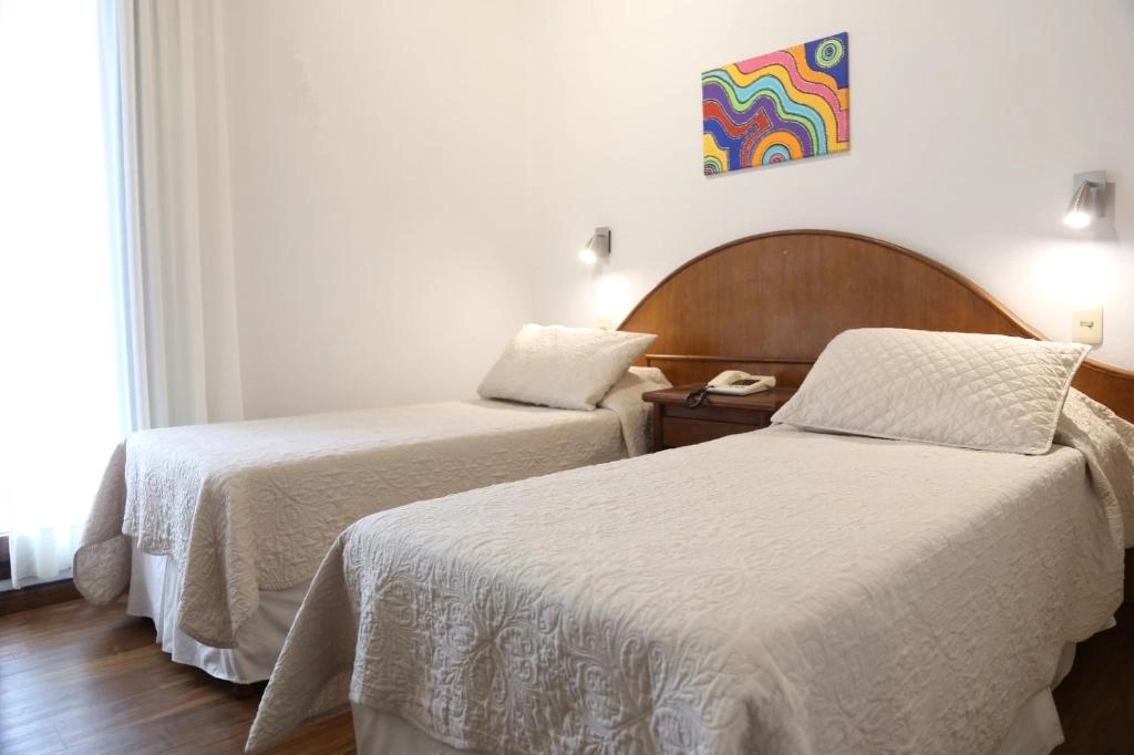 dormitorio_camas_individuales_hotel_italiano.webp