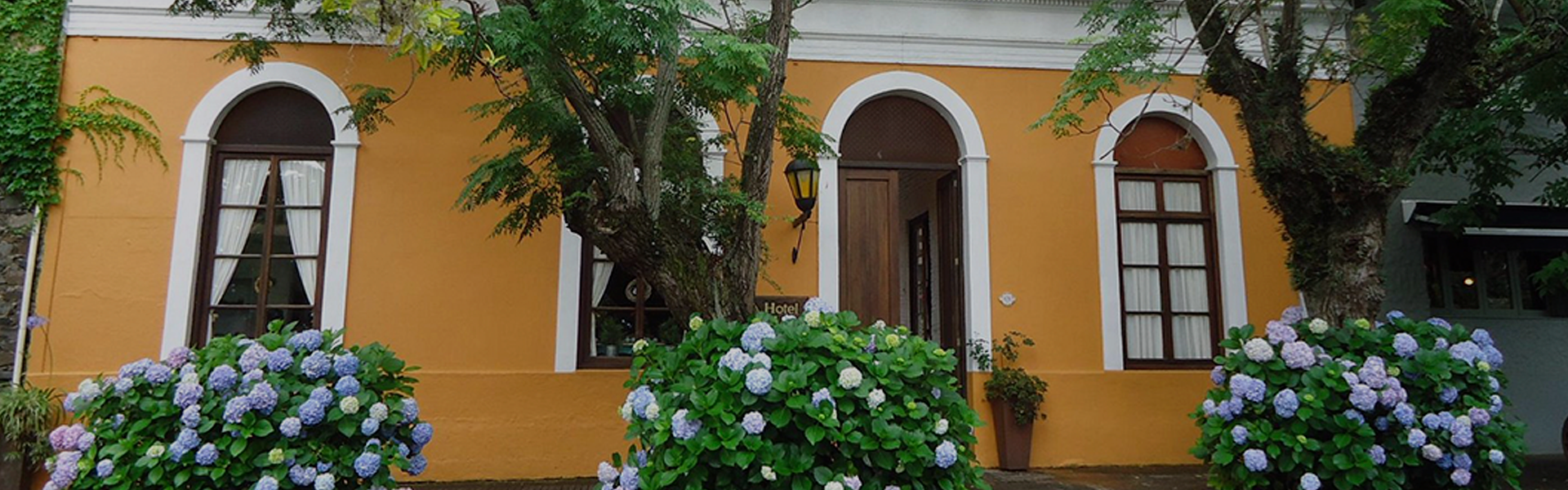 fachada_hotel_la_mision.webp