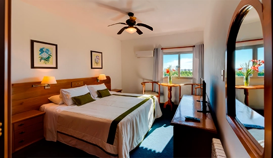 dormitorio_cama_matrimonial_espejo_royal_colonia.webp