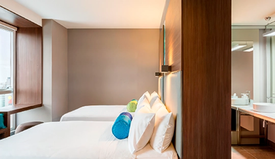 dormitorio_cama_hotel_aloft.webp