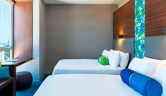 dormitorio_camas individuales_hotel_aloft.webp