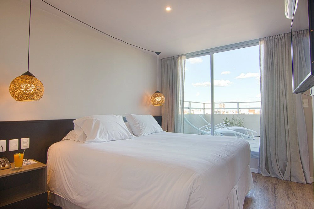 dormitorio_balcon_ciudadano_suites.webp