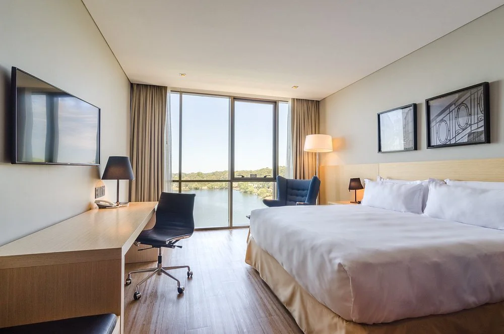 dormitorio_cama_escritorio_ventanal_hampton_by_hilton