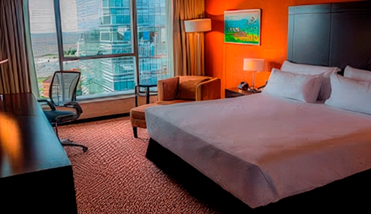 dormitorio_cama_hilton_garden_inn_montevideo.webp