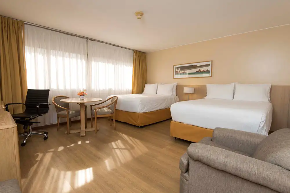 living_dormitorio_camas_individuales_holiday_inn.webp
