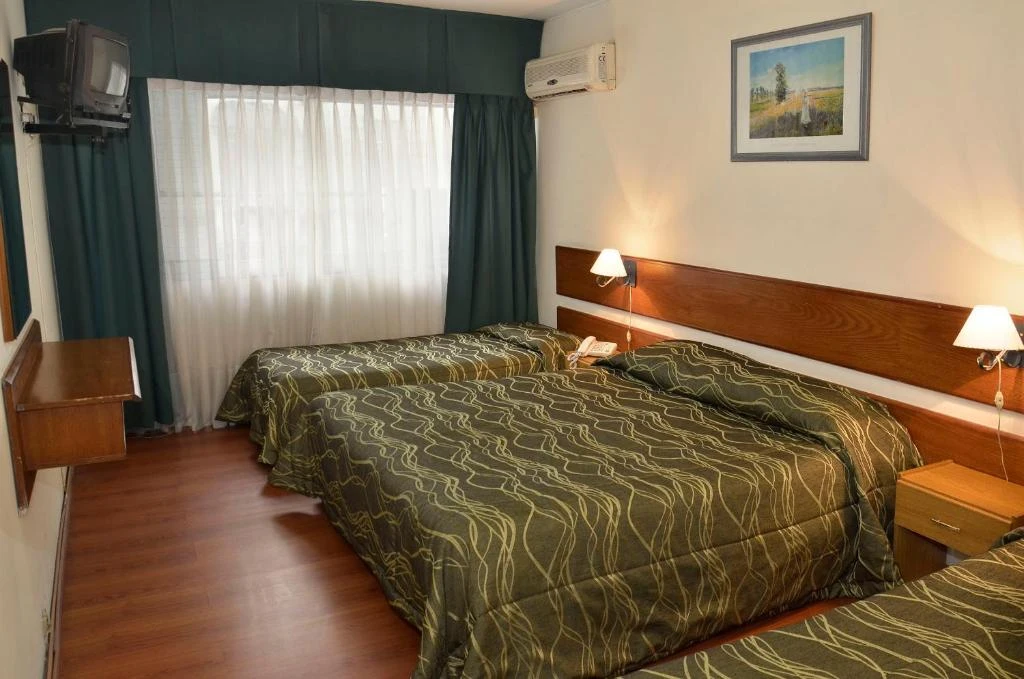 dormitorio_cama_matrimonial_camas_individuales_hotel_hispano.webp