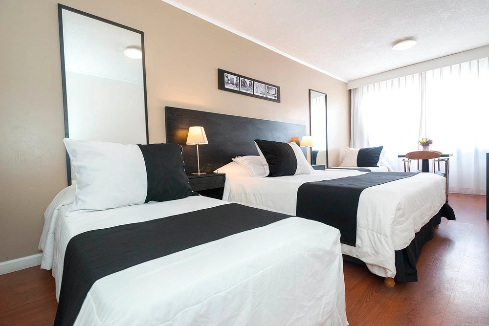 dormitorio_cama_matrimonial_cama_invididual_pocitos_plaza_hotel.webp