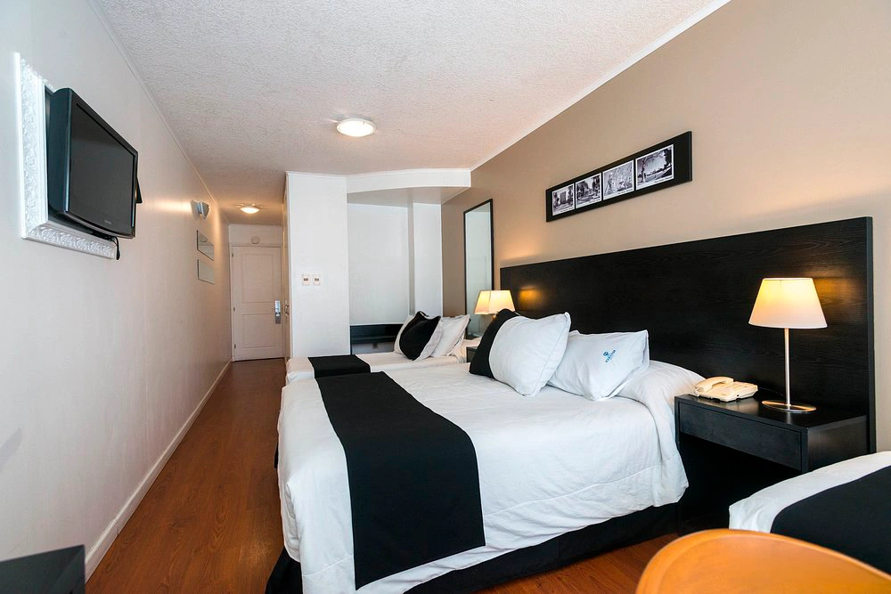 dormitorio_cama_matrimonial_cama_individual_tv_pocitos_plaza_hotel.webp.webp