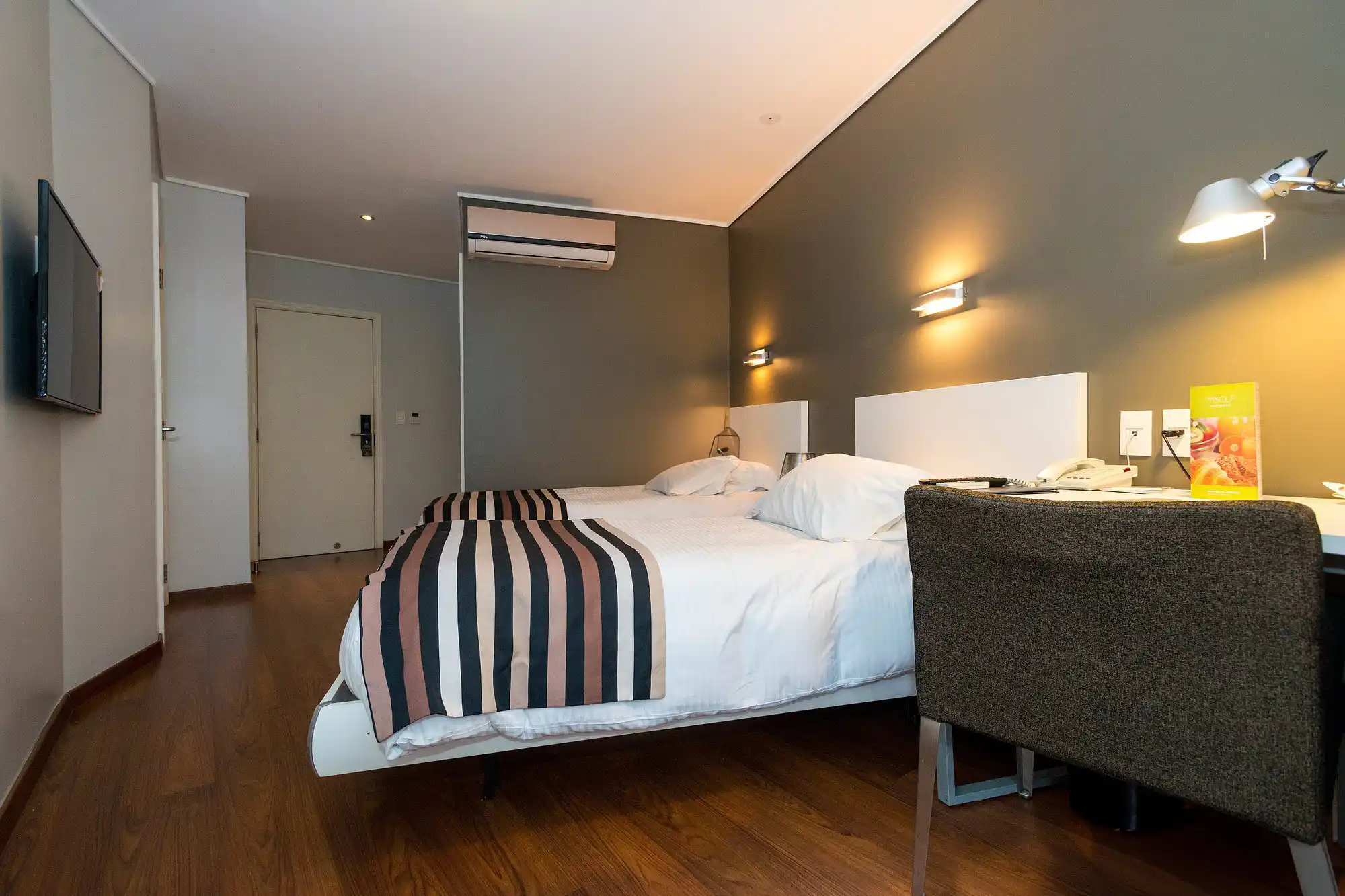 dormitorio_camas_inviduales_hotel_regency_golf.webp
