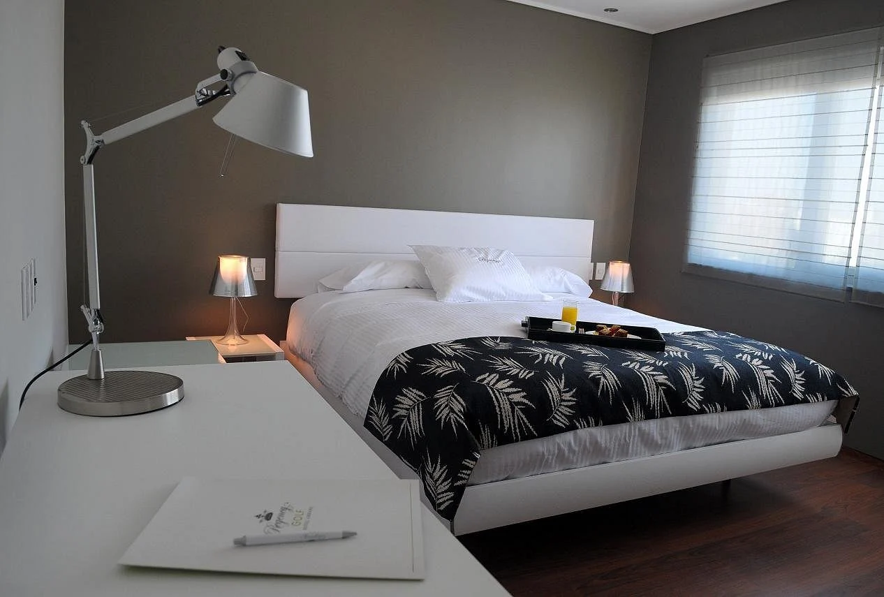dormitorio_cama_escritorio_hotel_regency_golf.webp