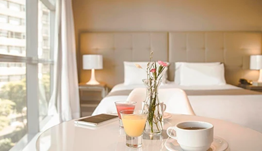 dormitorio_cama_matrimonial_desayuno_hotel_vivaldi.webp
