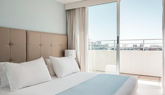 dormitorio_cama_matrimonial_balcon_hotel_vivaldi.webp
