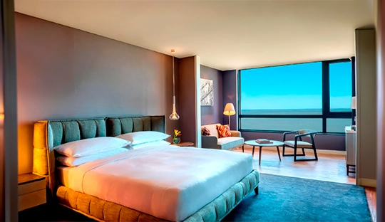 dormitorio_cama_living_hyatt_centric_montevideo.webp