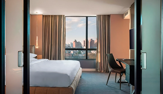dormitorio_cama_ventana_hyatt_centric_montevideo.webp