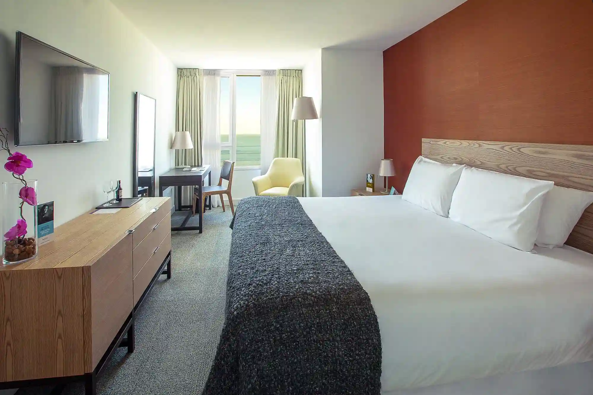 dormitorio_cama_matrimonial_tv_balcon_mercure_montevideo.webp