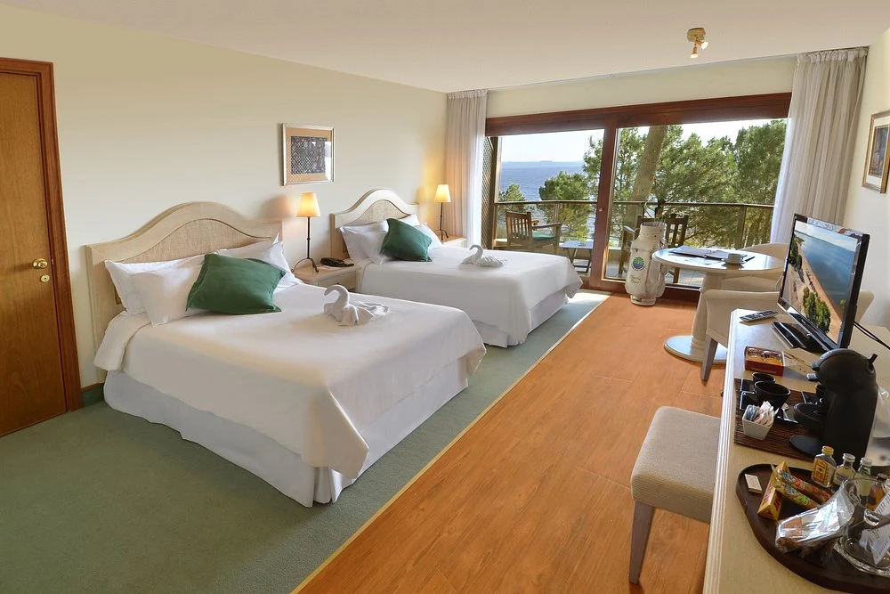 dormitorio_camas_individuales_balcon_hotel_del_lago.webp
