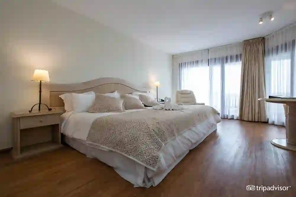 dormitorio_cama_matrimonial_hotel_del_lago.webp
