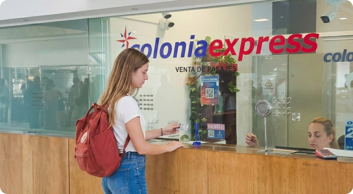 persona_comprando_stand_colonia_express