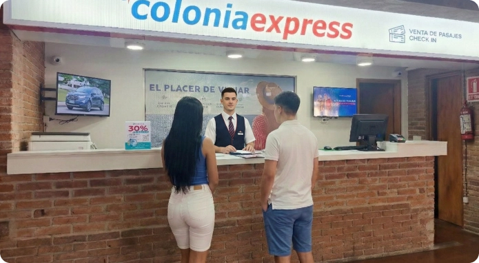 personas_comprando_stand_colonia_express