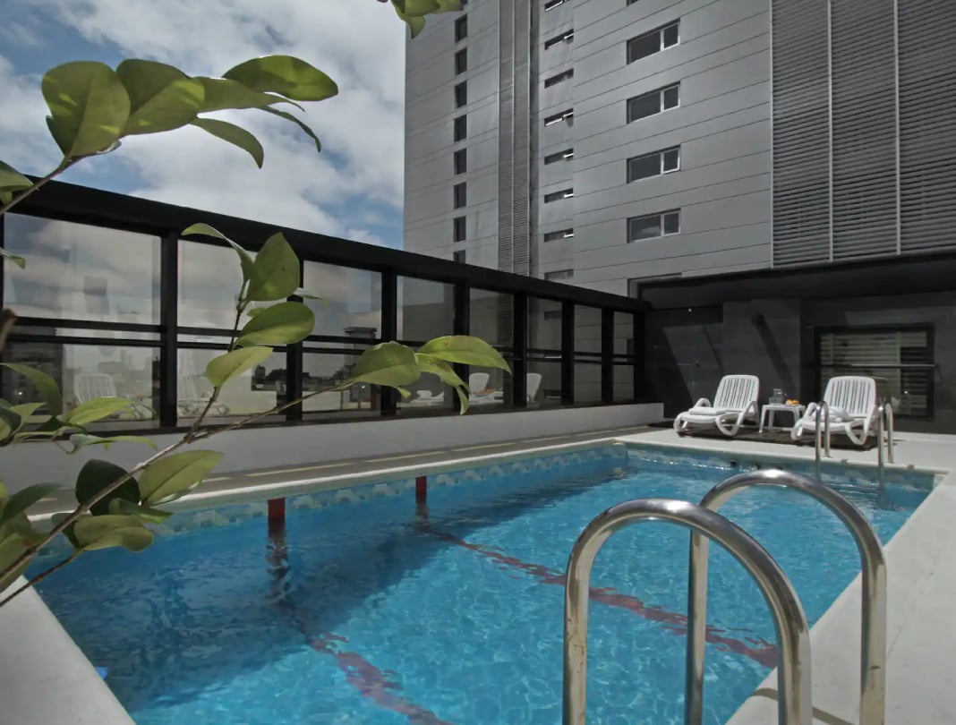 Ramada-By-Wyndham-pileta.jpeg